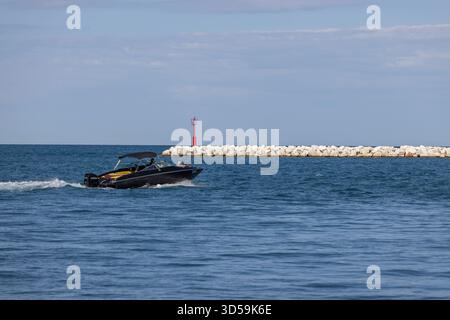 Porec, Kroatien, Istrien - 25. September 2023: Steinbruchlinie entlang der Obala Marsala Tita an der Adria. Motorboot mit Touristen Stockfoto