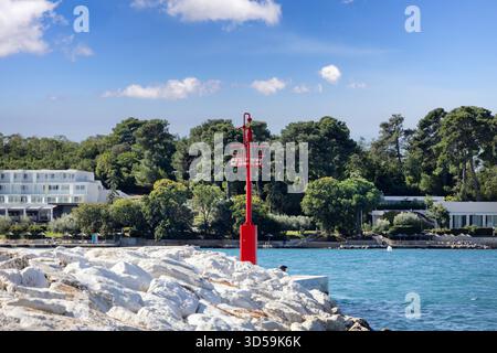 Porec, Kroatien, Istrien - 25. September 2023: Steinbruchlinie entlang der Obala Marsala Tita an der Adria, markiert mit roter Navigationslaterne Stockfoto