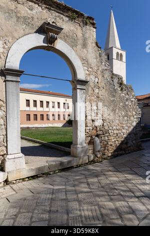 Porec, Kroatien, Istrien - 25. September 2023: Alte Tür auf dem Platz Juraj Dobrila, ehemaliger Eingang zum Bischofspalast neben der Euphrasianischen Basilika Stockfoto