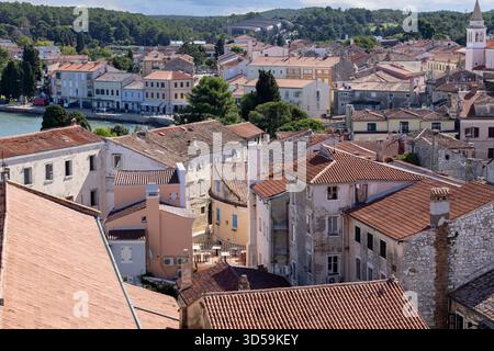 Porec, Kroatien, Istrien - 25. September 2023: Blick aus der Vogelperspektive vom Glockenturm der Euphrasianischen Basilika und dem Boulevard am Meer Stockfoto