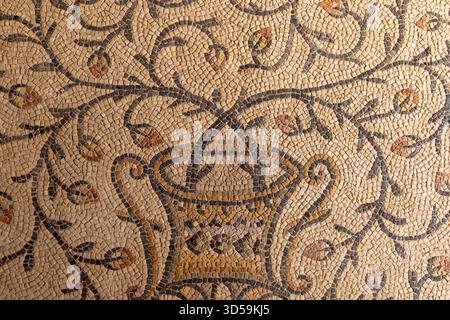 Porec, Kroatien, Istrien - 25. September 2023: Mittelalterliche Euphrasianische Basilika, römisch-katholische Kirche. Detail des dekorativen byzantinischen Mosaiks. Stockfoto