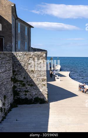 Porec, Kroatien, Istrien - 25. September 2023: Malerische Promenade entlang des Meeres an der Stadtmauer neben dem Strand Rivetta Stockfoto