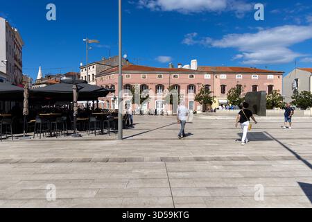 Porec, Kroatien, Istrien - 25. September 2023: Freiheitsplatz (Trg Slobode) in der Altstadt, der größte und beliebteste Platz der Stadt. Die Regenstatue Stockfoto