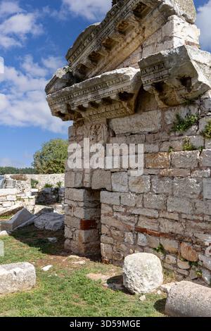 Porec, Kroatien, Istrien - 25. September 2023: Überreste des Neptun-Tempels geweiht dem Gott des Meeres. Es ist ein römischer Tempel aus dem 1. Jahrhundert Stockfoto