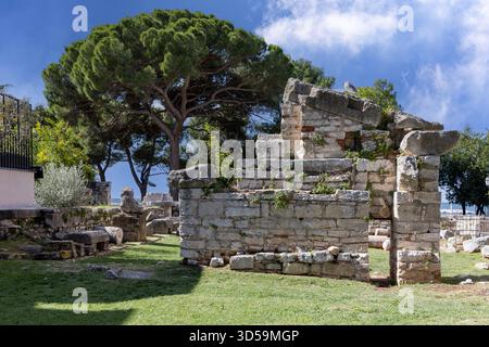 Porec, Kroatien, Istrien - 25. September 2023: Überreste des Neptun-Tempels geweiht dem Gott des Meeres. Es ist ein römischer Tempel aus dem 1. Jahrhundert Stockfoto