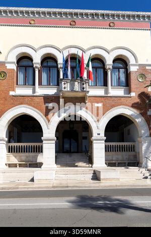 Porec, Kroatien, Istrien - 25. September 2023: Fassade des Rathauses von Porec aus dem 20. Jahrhundert in der Straße Marshal Tito Stockfoto