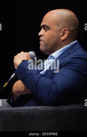 14. November 2025: Colin Allred, ehemaliger Kongressabgeordneter von Dallas, jetzt Kandidat für den US-Senat von 2026, setzt sich mit dem Texas Tribune Editor in Chief Matthew Watkins zusammen. Beim Texas Tribune Festival, St. David's Episcopal Church. Austin, Texas. Mario Cantu/CSM Stockfoto