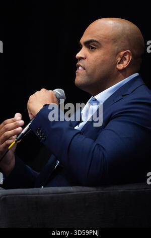 14. November 2025: Colin Allred, ehemaliger Kongressabgeordneter von Dallas, jetzt Kandidat für den US-Senat von 2026, setzt sich mit dem Texas Tribune Editor in Chief Matthew Watkins zusammen. Beim Texas Tribune Festival, St. David's Episcopal Church. Austin, Texas. Mario Cantu/CSM Stockfoto