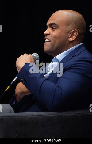 14. November 2025: Colin Allred, ehemaliger Kongressabgeordneter von Dallas, jetzt Kandidat für den US-Senat von 2026, setzt sich mit dem Texas Tribune Editor in Chief Matthew Watkins zusammen. Beim Texas Tribune Festival, St. David's Episcopal Church. Austin, Texas. Mario Cantu/CSM Stockfoto
