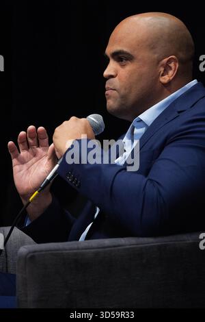 14. November 2025: Colin Allred, ehemaliger Kongressabgeordneter von Dallas, jetzt Kandidat für den US-Senat von 2026, setzt sich mit dem Texas Tribune Editor in Chief Matthew Watkins zusammen. Beim Texas Tribune Festival, St. David's Episcopal Church. Austin, Texas. Mario Cantu/CSM Stockfoto