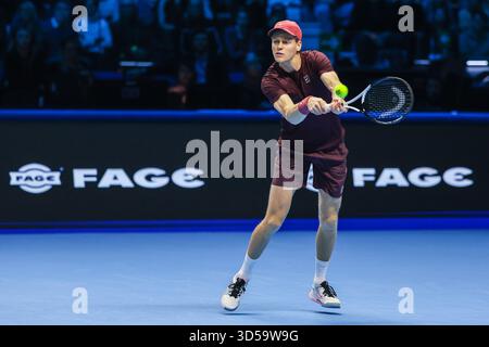 Jannik Sinner aus Italien wurde am sechsten Tag des Nitto ATP Finals 2025 in der Inalpi Arena in Turin während des Gruppenspiels der Männer gegen Ben Shelton aus den Vereinigten Staaten in Aktion gesehen Stockfoto