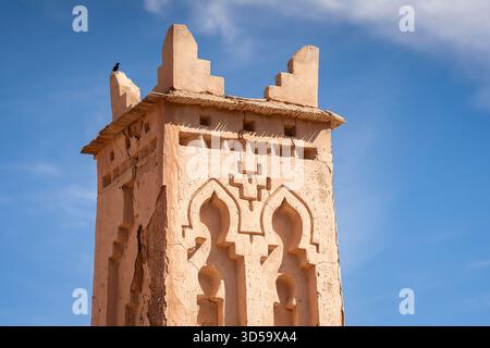 Lehm gebauter Turm in der Nähe der marokkanischen berberfestung Ait Benhaddou. Turm in einem modernen Dorf, gegenüber dem Tal vom alten ksar Ait Benhaddou. Stockfoto