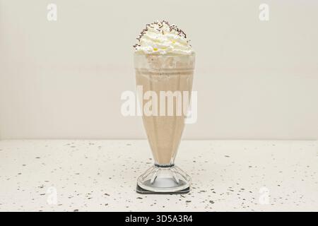 Amerikanischer Dreifachschokolade-Milchshake mit Schokoladeneis, heißer Schokoladensoße und Brownie-Stücken Stockfoto