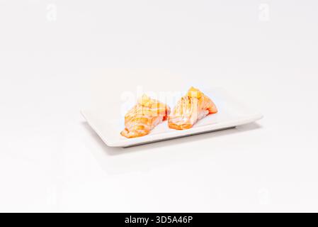 Marinierte saba Makrele Nigiri mit Silberhaut auf Reis. „Geschnittener Schnittlauch Stockfoto