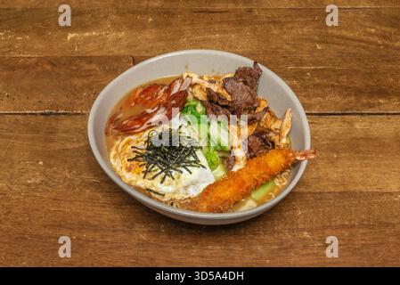 Scharfe Karai Ramen Schüssel mit Miso-Basis, Chili-Paste, 8. Gemahlenes Schweinefleisch, schwarze Bohnen und gebratene Zwiebeln Stockfoto