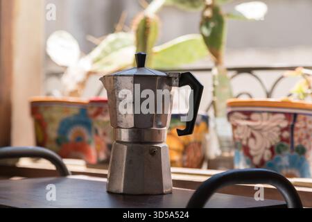 Klassischer italienischer Mokakopf auf einem rustikalen Tisch im Freien Stockfoto