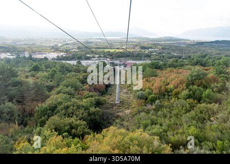 Kotor, Montenegro, 26. Oktober 2025, Blick auf die Seilbahn zum Mount Lovcen Stockfoto