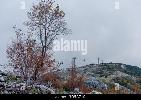 Sehen Sie die Landschaft der Seilbahn zum Mount Lovcen, Stadt Kotor, Montenegro Stockfoto