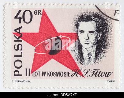 POLEN — 24. August 1961: 40 groszrosa, schwarz-rote Briefmarke mit Porträt von Major Gherman Titov, Star, Globe, Orbit. Bemannte Raumfahrt von Wostok 2, 6.-7. August, bei der der russische Major Gherman Titow 17 Mal um die Erde umkreiste Stockfoto