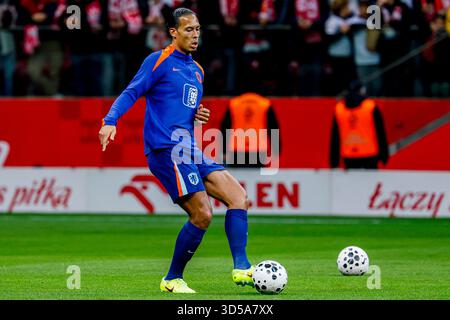 Virgil van Dijk aus den Niederlanden wärmt sich beim Qualifikationsspiel zur FIFA-Weltmeisterschaft 2026 zwischen Polen und den Niederlanden am 14. November 2025 bei PGE Narodowy in Warschau auf. (Foto: Marcel ter Bals/MTB-Photo/Alamy Live News) Stockfoto