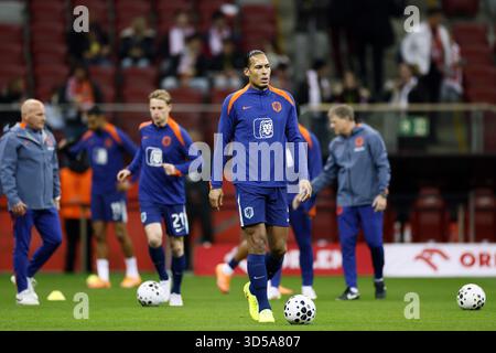 WARSCHAU - Virgil van Dijk aus den Niederlanden vor dem WM-Qualifikationsspiel zwischen Polen und den Niederlanden im PGE Narodowy-Stadion am 14. November 2025 in Warschau, Polen. ANP KOEN VAN WEEL Credit: ANP/Alamy Live News Stockfoto
