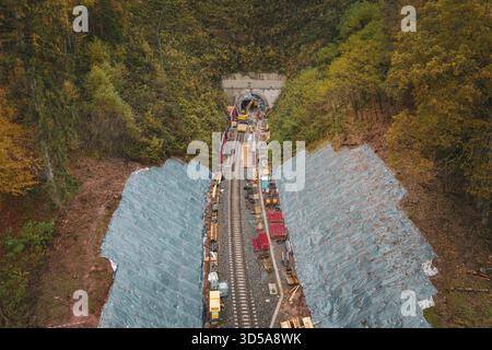 Bahnbau vor einem Tunnel in einem Herbstwald, von oben gesehen, Baustelle Hermann-Hesse-Bahn, Calw, Deutschland Stockfoto