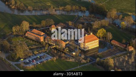 Die Burg Oberwerries ist eine zweiflügelige Wasserburg in der Lippaue des Landkreises Hamm-Heessen. Gefüllte Transplantate nach dem Bau, Stockfoto