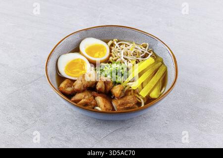Essen, verschiedene Suppenschalen. Viele Geschmacksrichtungen der Suppen Sammlung Set. Pilzsuppe, Hühnersuppe, Kürbissuppe, Garnelen, Rindfleisch, Gemüse, Krabben Stockfoto