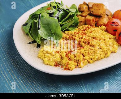 Essen, gebratene Rührei mit Fleisch und Paprika Stockfoto