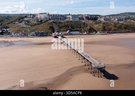 Aus der Vogelperspektive auf den Pier Cliff Lift und die Küste von saltburn im Norden von yorkshire, großbritannien Stockfoto