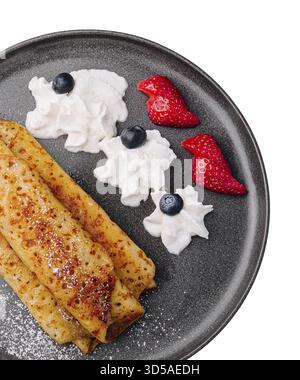 Essen, Pfannkuchen auf einem Teller mit Erdbeeren, Schlagsahne Stockfoto