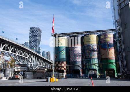 Giants Wandgemälde auf Betonsilos auf Granville Island in Vancouver, British Columbia, Kanada Stockfoto