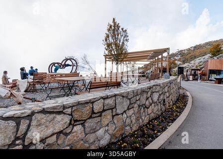 Kotor, Montenegro, 26. Oktober 2025, Restaurant Außenveranda auf der Spitze des Berges Lovcen Stockfoto