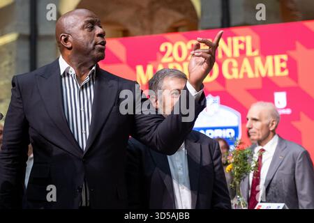 Madrid, Spanien. November 2025. Die Gemeinschaft Madrid empfing heute Vertreter der National Football League (NFL), der American Football League, im Royal Post Office, dem Sitz der Regionalregierung, anlässlich des Spiels, bei dem die Miami Dolphins am Sonntag im Santiago Bernabéu Stadion in der spanischen Hauptstadt gegen die Washington Commanders antreten werden. Quelle: D. Canales Carvajal/Alamy Live News Stockfoto