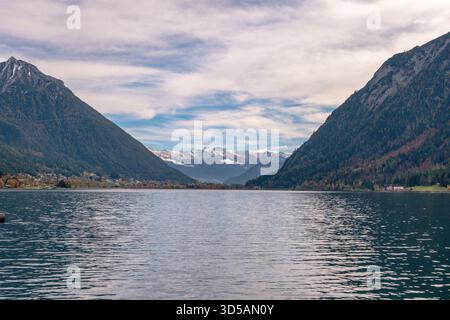 Scholastika, Österreich, 25. Oktober 2025: Panoramablick auf den Achensee bei Scholastika, Österreich, mit ruhigem türkisfarbenem Wasser, umrahmt von steilem Wasser Stockfoto