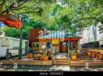 Texas, USA, 30. Mai 2024, Blick auf das Stay Put, eine Bar und Brauerei in der Rainey Street Stockfoto