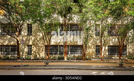 Texas, USA, 30. Mai 2024, Blick auf einen Parkplatz an der Rainey Street Stockfoto