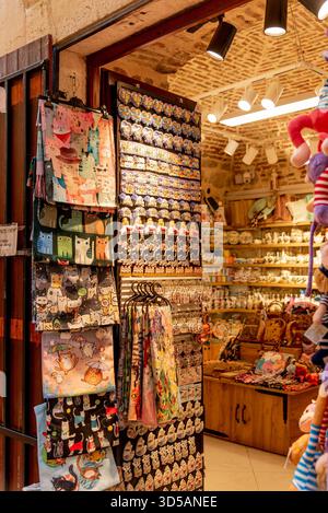 Kotor, Montenegro, 26. Oktober 2025, Zubehörmarkt in der Altstadt Festung Stockfoto