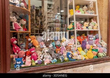 Kotor, Montenegro, 26. Oktober 2025, Zubehörmarkt in der Altstadt Festung Stockfoto