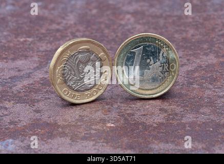 Nahaufnahme eines britischen 1-Pfund-Cound und einer 1-Euro-Münze der Europäischen Union Stockfoto