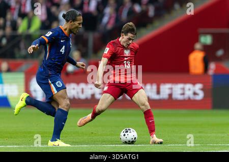 14. November 2025; PGE Narodowy-Stadion, Warschau, Polen; Qualifikationsgruppe G für die FIFA-Weltmeisterschaft, Polen gegen die Niederlande; Virgil van Dijk (NED), Jakub Kaminski (POL), Tor Stockfoto