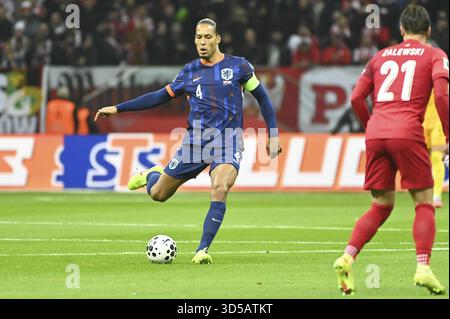 Warschau, Polen. November 2025. Virgil van Dijk (HOL) während des Qualifikationsspiels zur FIFA-Weltmeisterschaft 2026 zwischen Polen und den Niederlanden im Nationalstadion in Warschau, Polen am 14. November 2025 Credit: Independent Photo Agency/Alamy Live News Stockfoto
