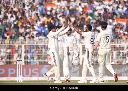 Kalkutta, Indien. November 2025. Jasprit Bumrah von Indien feiert die Wickets von Keshav Maharaj von Südafrika mit Teamkameraden während des ersten Testspiels in der Serie zwischen Indien und Südafrika am 14. November 2025 in Kalkutta, Indien. Foto: Debajyoti Chakraborty.(Foto: Debajyoti Chakraborty/News Images) in Kalkutta, Indien am 14. November 2025. (Foto: Debajyoti Chakraborty/News Images/SIPA USA) Credit: SIPA USA/Alamy Live News Stockfoto
