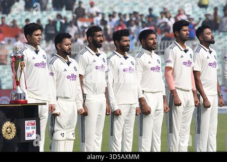 Kalkutta, Indien. November 2025. Indien Cricket Team während der Nationalhymne Zeremonie am Tag eins des ersten Testspiels in der Serie zwischen Indien und Südafrika am 14. November 2025 in Kalkutta, Indien.Foto: Debajyoti Chakraborty.(Foto: Debajyoti Chakraborty/News Images) in Kalkutta, Indien am 14.11.2025. (Foto: Debajyoti Chakraborty/News Images/SIPA USA) Credit: SIPA USA/Alamy Live News Stockfoto