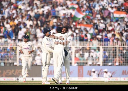 Kalkutta, Indien. November 2025. Jasprit Bumrah von Indien feiert die Wickets von Keshav Maharaj von Südafrika mit Teamkameraden während des ersten Testspiels in der Serie zwischen Indien und Südafrika am 14. November 2025 in Kalkutta, Indien. Foto: Debajyoti Chakraborty.(Foto: Debajyoti Chakraborty/News Images) in Kalkutta, Indien am 14. November 2025. (Foto: Debajyoti Chakraborty/News Images/SIPA USA) Credit: SIPA USA/Alamy Live News Stockfoto