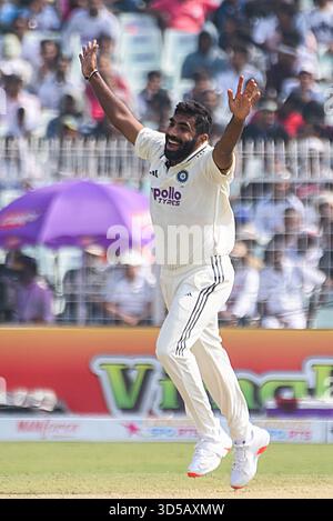 Kalkutta, Indien. November 2025. Der Indianer Jasprit Bumrah feiert den Wicket von Tony de Zorzi aus Südafrika mit seinen Teamkollegen während des ersten Test Matches der Serie zwischen Indien und Südafrika am 14. November 2025 in Eden Gardens in Kalkutta, Indien. Foto: Debajyoti Chakraborty.(Foto: Debajyoti Chakraborty/News Images) in Kalkutta, Indien am 14.11.2025. (Foto: Debajyoti Chakraborty/News Images/SIPA USA) Credit: SIPA USA/Alamy Live News Stockfoto