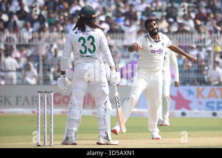 Kalkutta, Indien. November 2025. Der Indianer Jasprit Bumrah feiert, nachdem er am ersten Tag des ersten Test-Cricket-Spiels zwischen Indien und Südafrika in den Eden Gardens in Kalkutta am Freitag, den 14. November 2025, den Wicket des südafrikanischen Tony de Zorzi erobert hat. Foto: Debajyoti Chakraborty.(Foto: Debajyoti Chakraborty/News Images) in Kalkutta, Indien am 14.11.2025. (Foto: Debajyoti Chakraborty/News Images/SIPA USA) Credit: SIPA USA/Alamy Live News Stockfoto