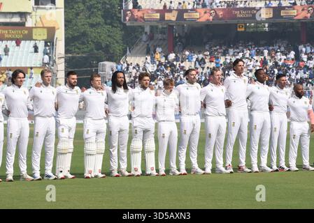 Kalkutta, Indien. November 2025. Die Spieler Südafrikas singen ihre Nationalhymne zu Beginn des ersten Tages des ersten Test-Cricket-Spiels zwischen Indien und Südafrika am 14. November 2025 in den Eden Gardens in Kalkutta. Foto: Debajyoti Chakraborty. (Foto: Debajyoti Chakraborty/News Images) in Kalkutta, Indien am 14. November 2025. (Foto: Debajyoti Chakraborty/News Images/SIPA USA) Credit: SIPA USA/Alamy Live News Stockfoto