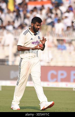 Kalkutta, Indien. November 2025. Jasprit Bumrah von Indien am ersten Tag des ersten Cricket-Testspiels zwischen Indien und Südafrika in Kalkutta, Indien, Freitag, 14. November 2025. Foto: Debajyoti Chakraborty.(Foto: Debajyoti Chakraborty/News Images) in Kalkutta, Indien am 14.11.2025. (Foto: Debajyoti Chakraborty/News Images/SIPA USA) Credit: SIPA USA/Alamy Live News Stockfoto