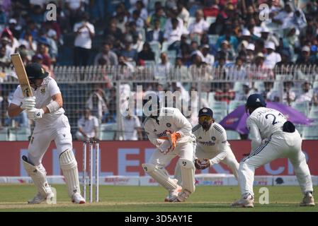 Kalkutta, Indien. November 2025. Wiaan Mulder spielt einen Schuss während des ersten Test Matches der Serie zwischen Indien und Südafrika am 14. November 2025 in Eden Gardens in Kalkutta, Indien. Foto: Debajyoti Chakraborty.(Foto: Debajyoti Chakraborty/News Images) in Kalkutta, Indien am 14.11.2025. (Foto: Debajyoti Chakraborty/News Images/SIPA USA) Credit: SIPA USA/Alamy Live News Stockfoto